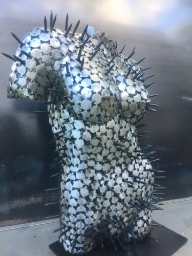 Skulptur mit dem Titel "She Urchin" von Scott Wilkes, Original-Kunstwerk, Metalle