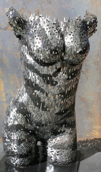 Skulptur mit dem Titel "Tiger Lilly" von Scott Wilkes, Original-Kunstwerk, Metalle