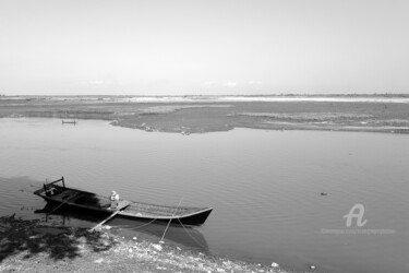 Lady in a wooden boat - Myanmar Photographie intitulée "Lady in a wooden bo…" par Scott Gregory Banner, Œuvre d'art originale, Photographie numérique