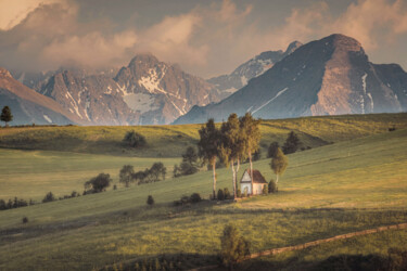a chapel in the background of the Tatra Mountains Photographie intitulée "a chapel in the bac…" par Sebastian Gabriel Griszek, Œuvre d'art originale, Photographie numérique