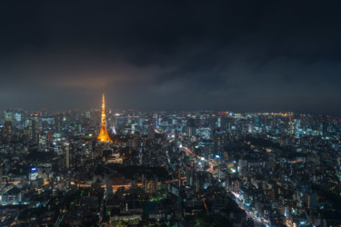Fotografie getiteld "Tokyo Tower" door Sebastien Pouteau, Origineel Kunstwerk, Digitale fotografie Gemonteerd op Aluminium
