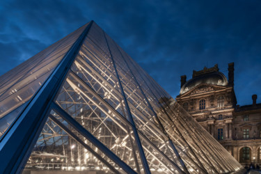 Fotografie getiteld "Le Louvre" door Sebastien Pouteau, Origineel Kunstwerk, Digitale fotografie Gemonteerd op Aluminium