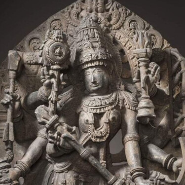 Tela Divina: Explorando a Arte Religiosa na Celebração do Navaratri