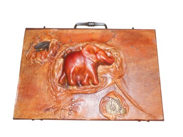 Sculptuur getiteld "Elephant painting,…" door Senem Öcal, Origineel Kunstwerk, Leer