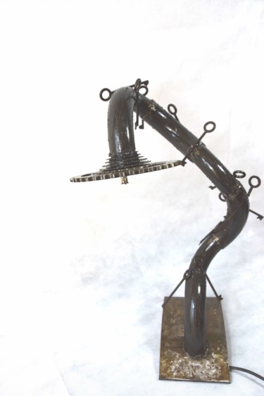 Sculpture intitulée "lampe clés" par Serge Bakouline, Œuvre d'art originale, Métaux