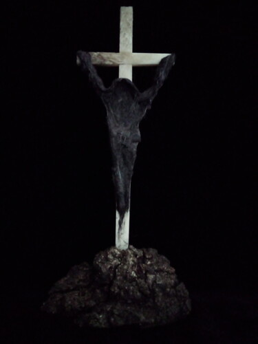 Skulptur mit dem Titel "Messiah on cross" von Serendipity Liche, Original-Kunstwerk, Knochen
