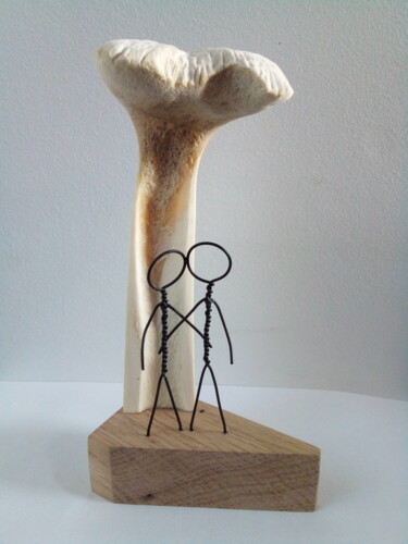 Skulptur mit dem Titel "Sous le belvédère" von Serendipity Liche, Original-Kunstwerk, Knochen
