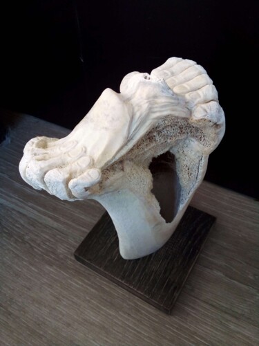 Skulptur mit dem Titel "Open your mind" von Serendipity Liche, Original-Kunstwerk, Knochen