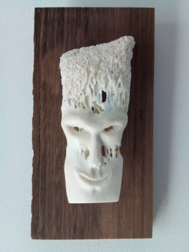 Skulptur mit dem Titel "Corrupted tribal ma…" von Serendipity Liche, Original-Kunstwerk, Knochen