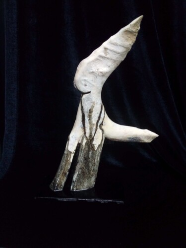 Скульптура под названием "S'extraire de sa co…" - Serendipity Liche, Подлинное произведение искусства, кость