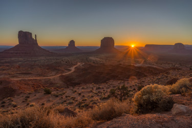 Photographie intitulée "Sunrise at Monument…" par Serge Demaertelaere, Œuvre d'art originale