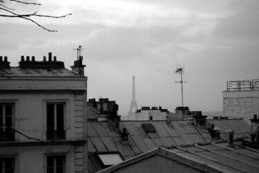 Photographie intitulée "LES TOITS DE PARIS" par Serge Naneix, Œuvre d'art originale