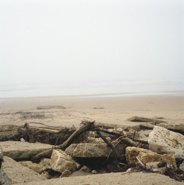 Photography titled "Brume sur la plage" by Serge Ricome, Original Artwork, Analog photography