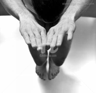 Photographie intitulée "Mains nues pieds" par Serge Costanzo, Œuvre d'art originale