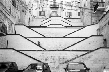 Fotografie getiteld "Crossing Stairs 2/2…" door Serge Horta, Origineel Kunstwerk, Film fotografie