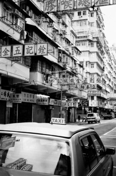 Fotografie getiteld "My Street I - Signe…" door Serge Horta, Origineel Kunstwerk, Film fotografie
