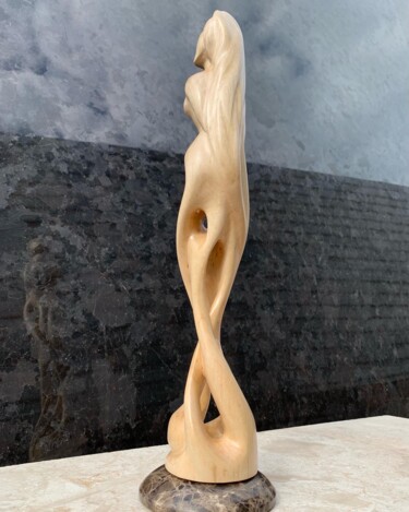 Скульптура под названием "Pensive poplar girl" - Serjio Elicolani, Подлинное произведение искусства, Дерево