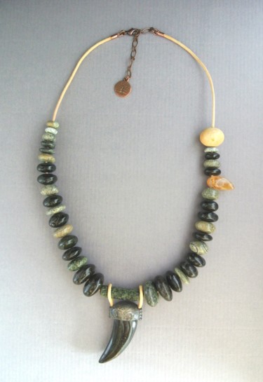 Collier en perles de Serpentine du Limousin sculptées Sculpture intitulée "Collier en perles d…" par Serpentine Du Limousin, Œuvre d'art originale, Pierre