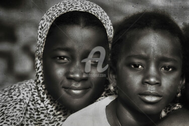 Photographie intitulée "Deux soeurs" par Servanep, Œuvre d'art originale
