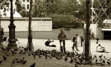Photographie intitulée "monsieur aux pigeon…" par Sève, Œuvre d'art originale