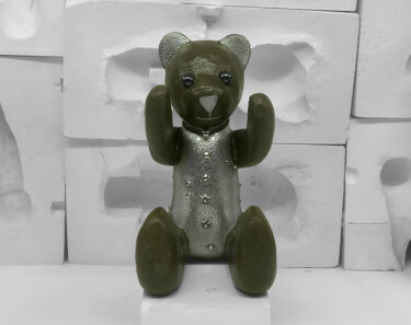 Escultura titulada "Vintage bear doll h…" por Seven E, Obra de arte original, Plástico