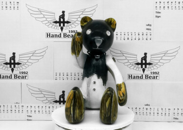 Painting titled "Hand Bear / HB-BF017" by Seven E, Original Artwork, Plastic