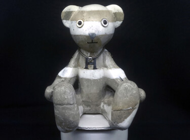 Rzeźba zatytułowany „Vintage bear doll :…” autorstwa Seven E, Oryginalna praca, Beton