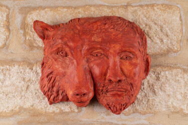 Sculptuur getiteld "L’homme et le loup" door Seys Sculpture, Origineel Kunstwerk, Terra cotta Gemonteerd op Metaal