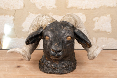 Скульптура под названием "Le mouflon noir" - Seys Sculpture, Подлинное произведение искусства, Терракота