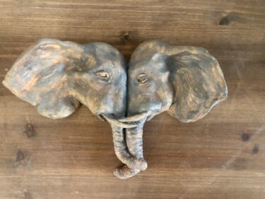 Sculptuur getiteld "Câlin d’elephants" door Seys Sculpture, Origineel Kunstwerk, Terra cotta