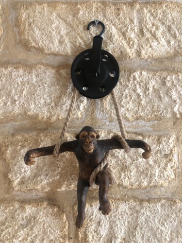 Escultura titulada "Singe à la poulie" por Seys Sculpture, Obra de arte original, Terracota