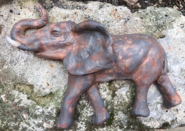 Scultura intitolato "Eléphant en bas rel…" da Seys Sculpture, Opera d'arte originale, Terracotta