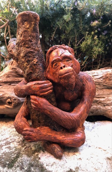 Скульптура под названием "orang outan accroch…" - Seys Sculpture, Подлинное произведение искусства, Терракота