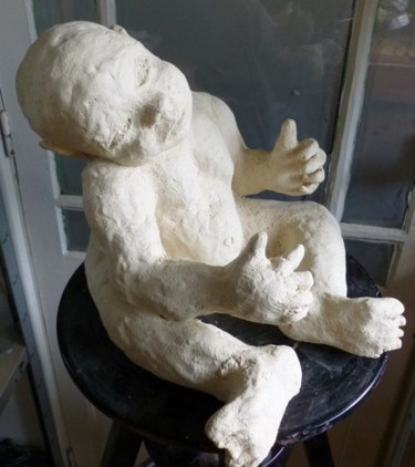 Sculpture intitulée "le bebe  farceur" par Stephane Flouriot, Œuvre d'art originale, Terre cuite