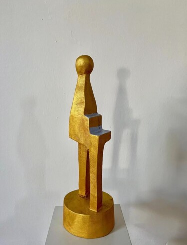 Escultura intitulada "Little Golden Man w…" por Sha Kama, Obras de arte originais, Madeira