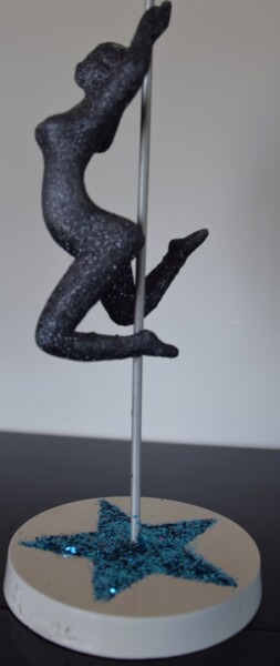 Скульптура под названием "Julietta" - Shagmac, Подлинное произведение искусства, Смола