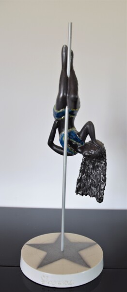 Скульптура под названием "Fanny" - Shagmac, Подлинное произведение искусства, Смола