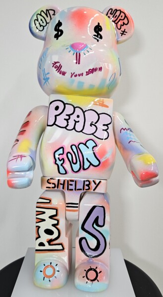 Skulptur mit dem Titel "Bearbrick Peace" von Shelby, Original-Kunstwerk, Acryl