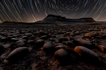 摄影 标题为“Star Trails over Mo…” 由Shimon Rottenberg, 原创艺术品, 数码摄影