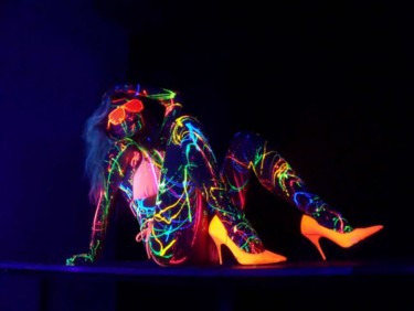 Photographie intitulée "Neon" par Sierra Peters-Buckland, Œuvre d'art originale