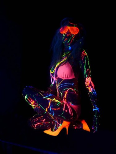 Photographie intitulée "Neon" par Sierra Peters-Buckland, Œuvre d'art originale