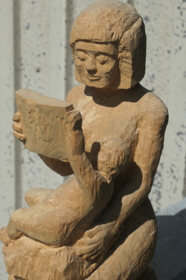 Skulptur mit dem Titel "The Reader-1" von Sieglinde (Siggy) Margarete Schitter, Original-Kunstwerk, Holz
