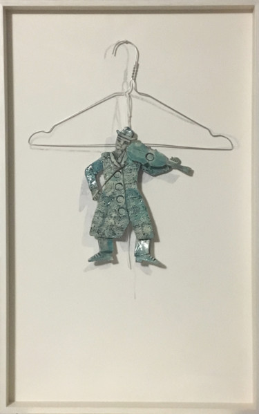 Scultura intitolato "violinista verde" da Silvia Benfenati, Opera d'arte originale, Ceramica Montato su Altro pannello rigido