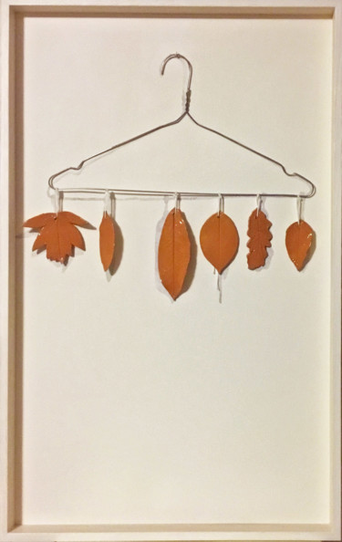 Escultura intitulada "foglie" por Silvia Benfenati, Obras de arte originais, Cerâmica Montado em Outro painel rígido