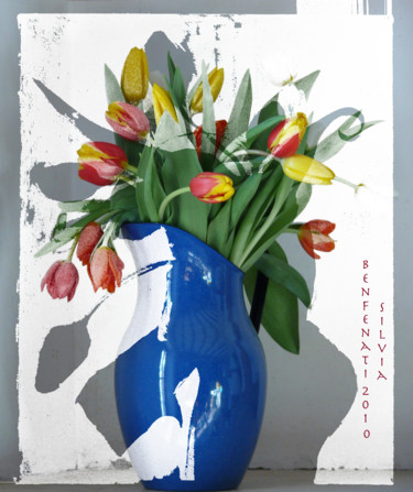 Arte digitale intitolato "brocca blu con tuli…" da Silvia Benfenati, Opera d'arte originale, Pittura digitale