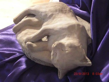 Skulptur mit dem Titel "ai miei gatti" von Silvia Benfenati, Original-Kunstwerk, Keramik