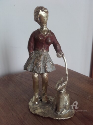 Sculpture intitulée "femme et chien bron…" par Simone Collet, Œuvre d'art originale, Bronze