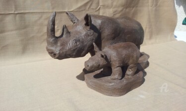 Sculpture intitulée "rhinocéros et son p…" par Simone Collet, Œuvre d'art originale, Terre cuite