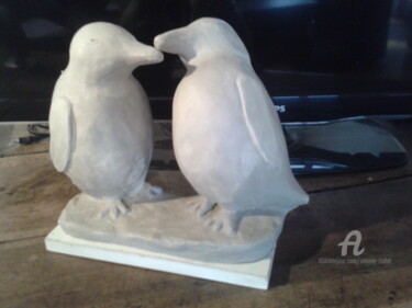 Scultura intitolato "couple de pingouins…" da Simone Collet, Opera d'arte originale, Terracotta