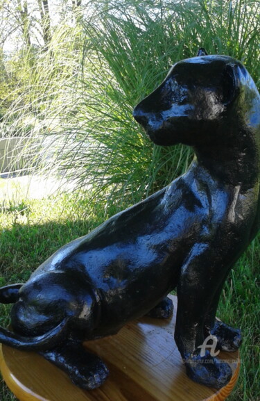 Sculptuur getiteld "panthère noire" door Simone Collet, Origineel Kunstwerk, Terra cotta